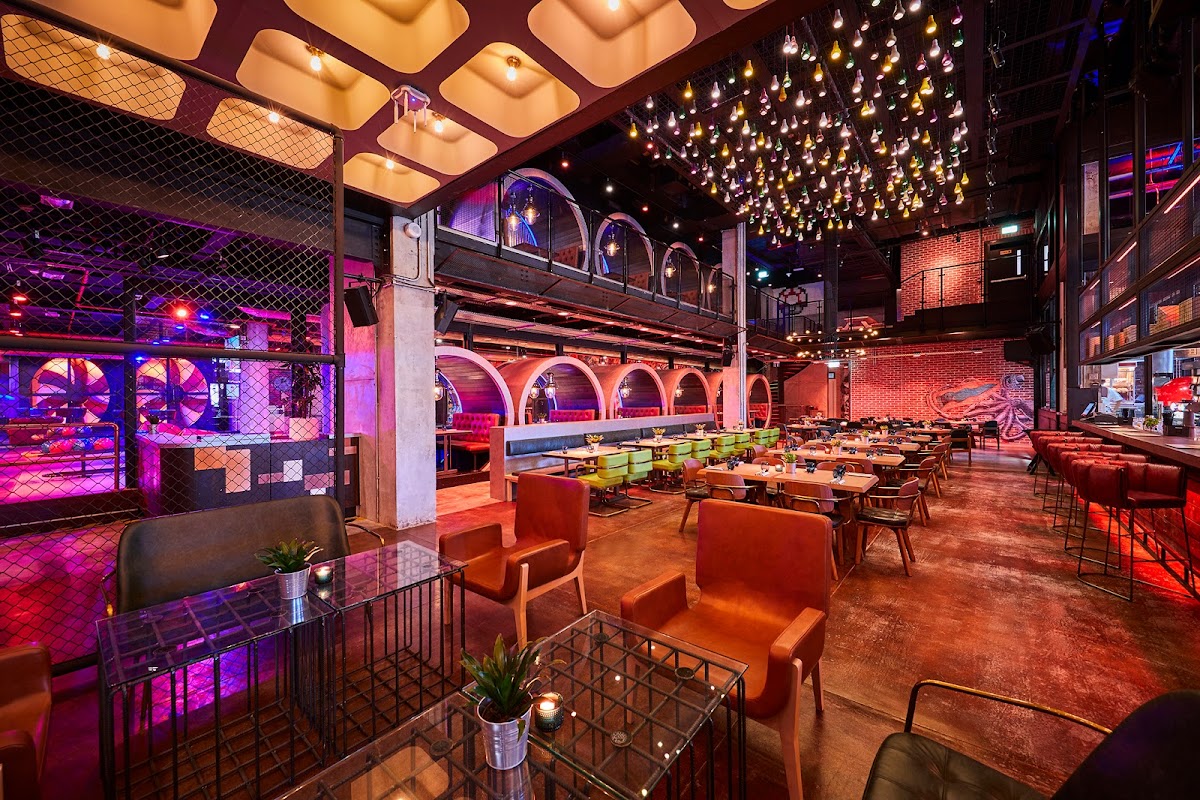 Surf House Dubai - Wavehouse - photo 3