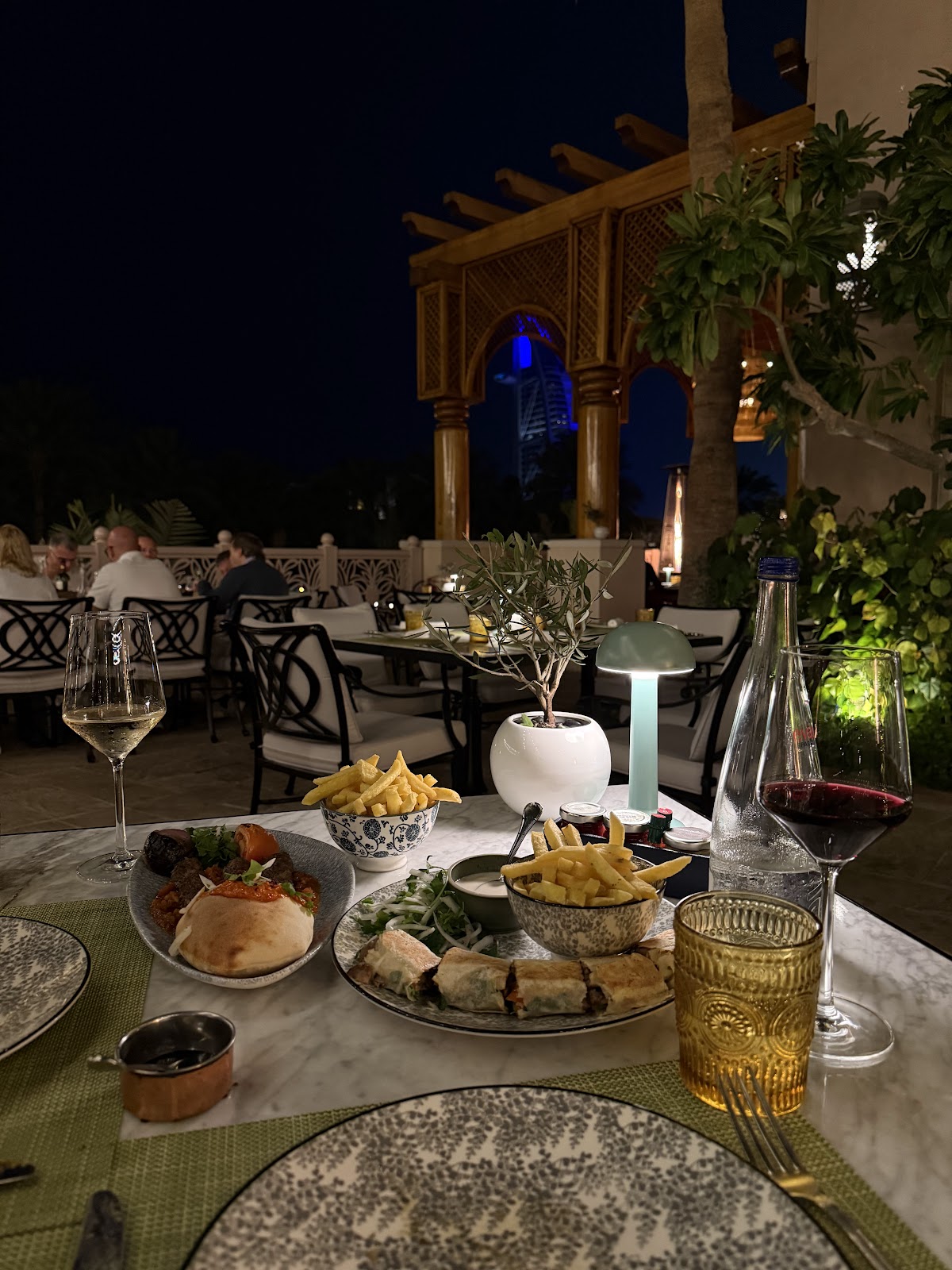 Al Nafoorah Friday Brunch - photo 4